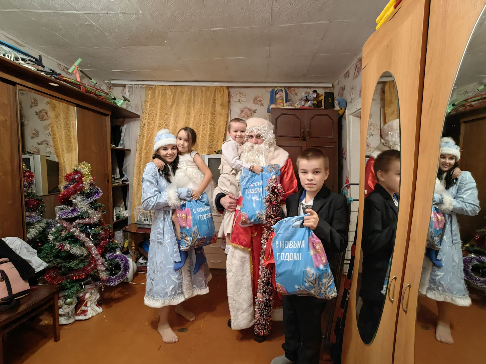 Вчера в Камском Устье прошла акция «Полицейский дед Мороз»