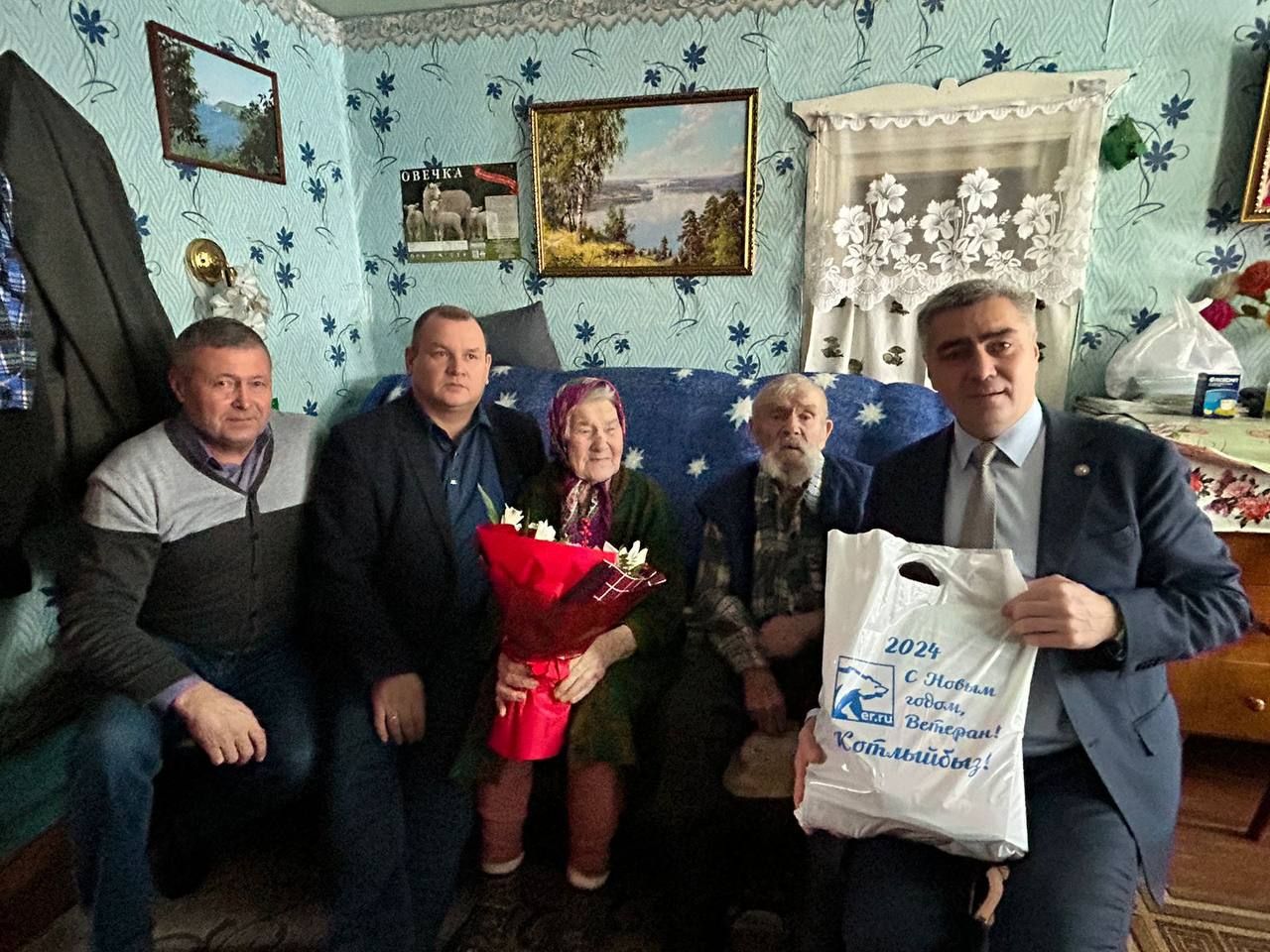 Глава Камскоустьинского района поздравил участников войны