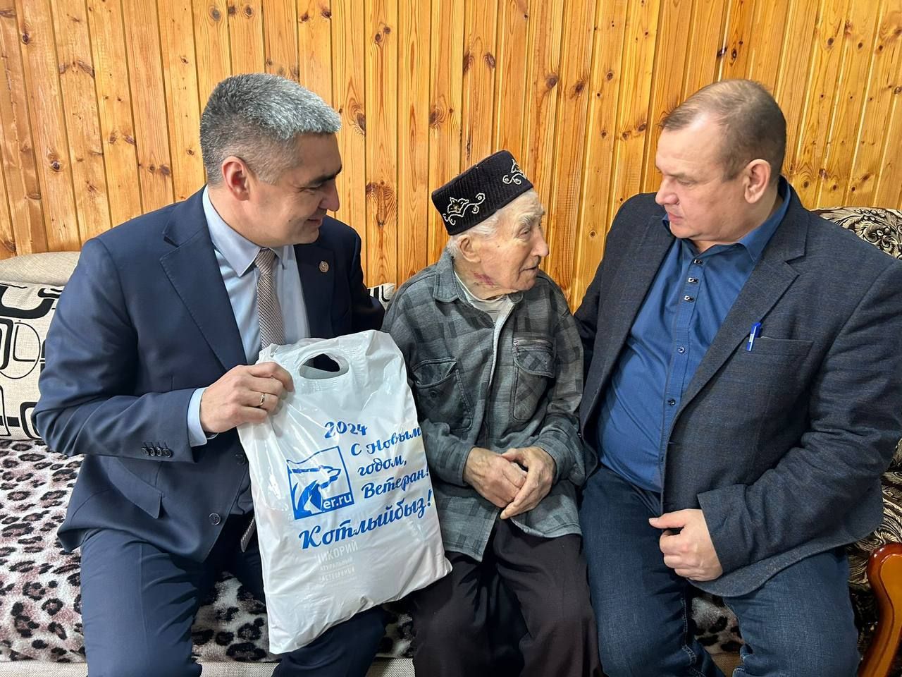 Глава Камскоустьинского района поздравил участников войны