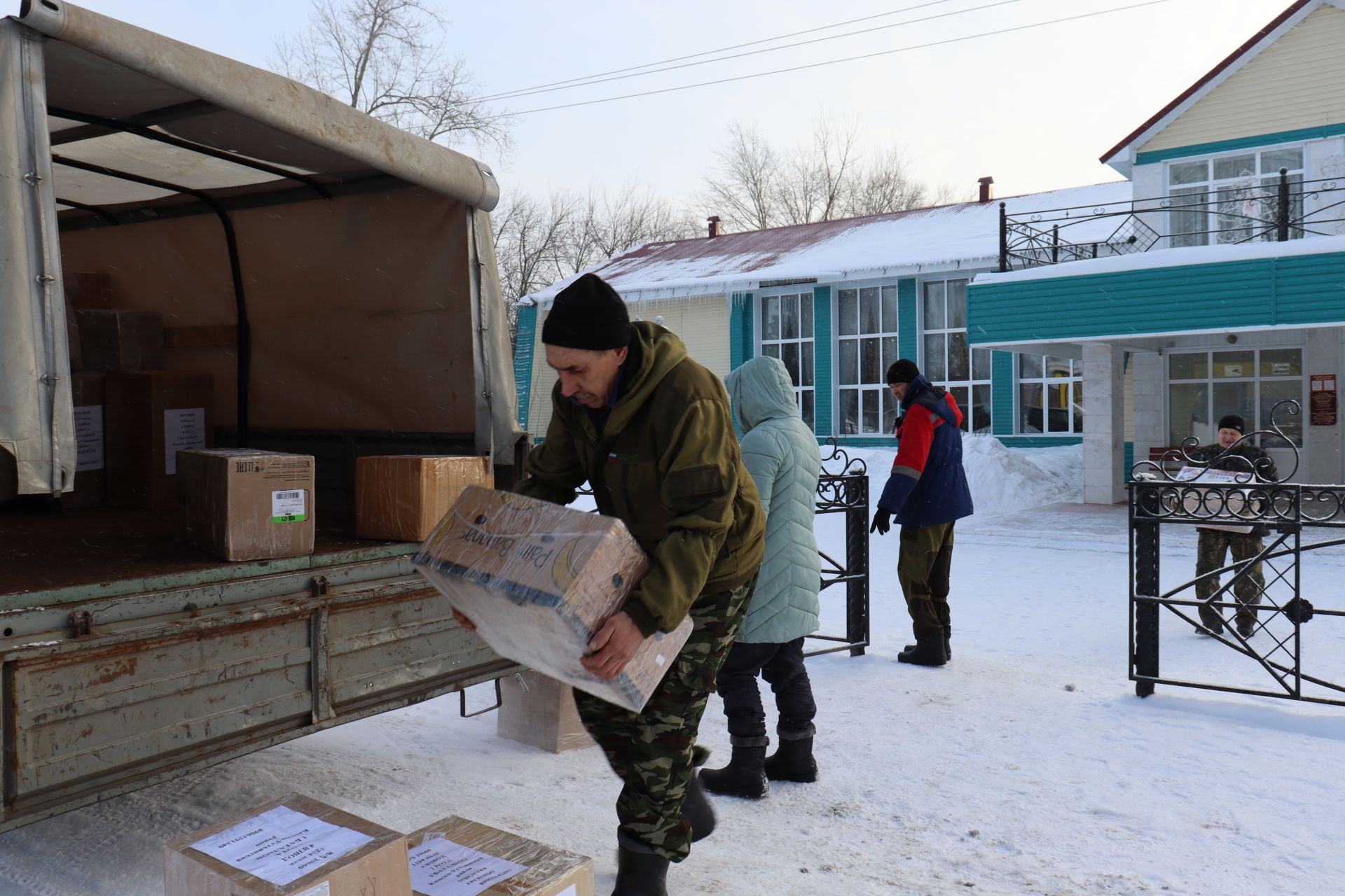Посылки для солдат собрали жители Камского Устья