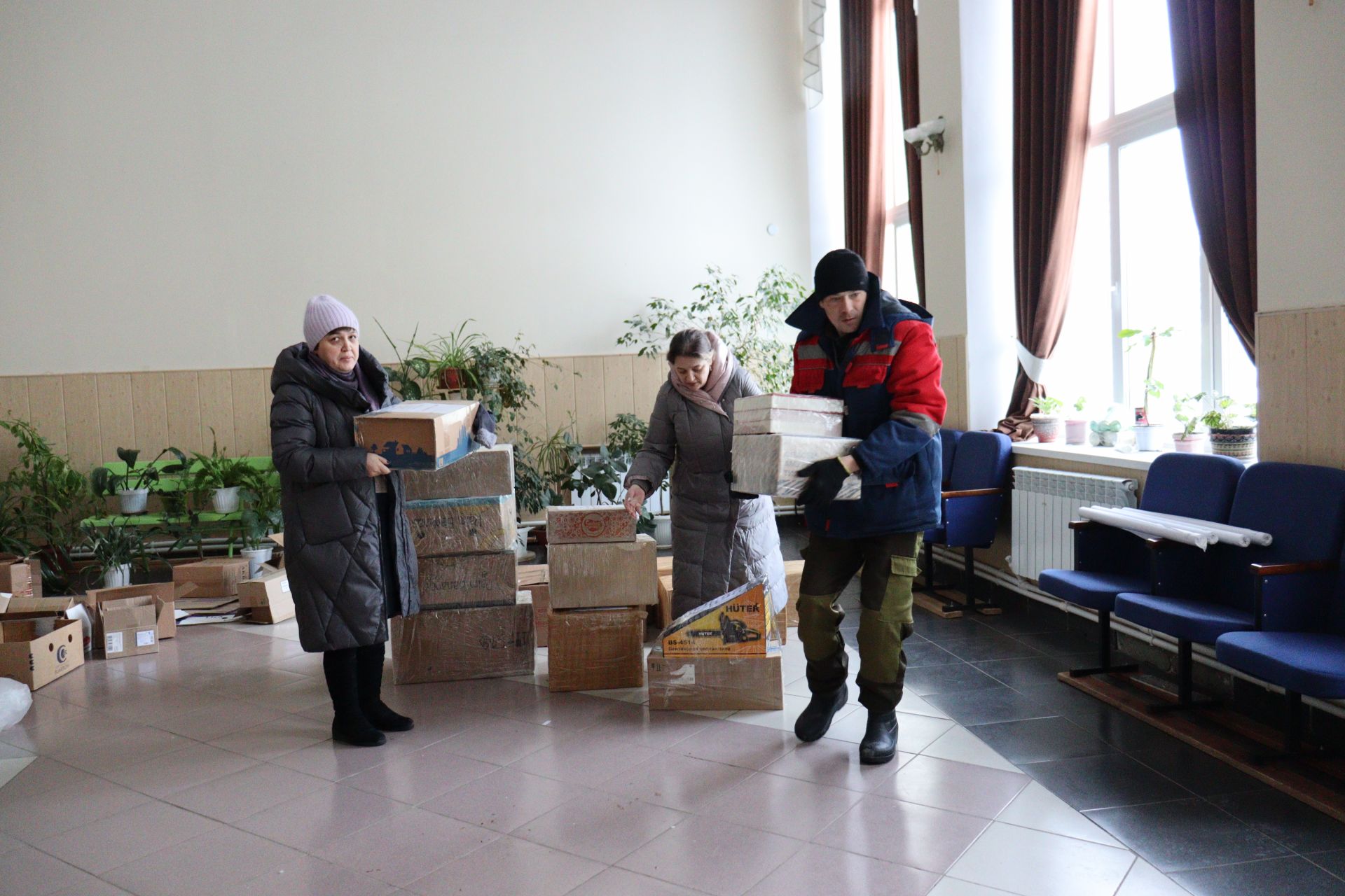 Посылки для солдат собрали жители Камского Устья