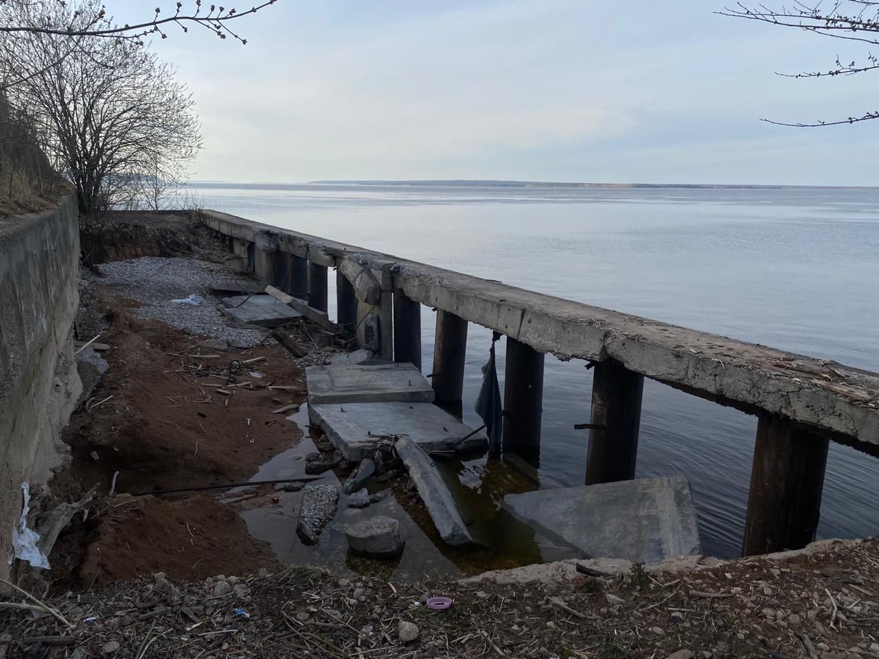Пристань в Камском Устье разрушается