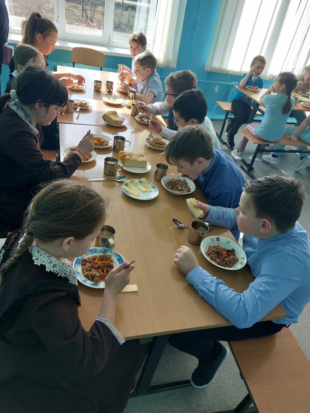 Мониторинг горячее питание рф. Школьная столовая. Еда в школьной столовой. Столовая в школе. Школьники в столовой.