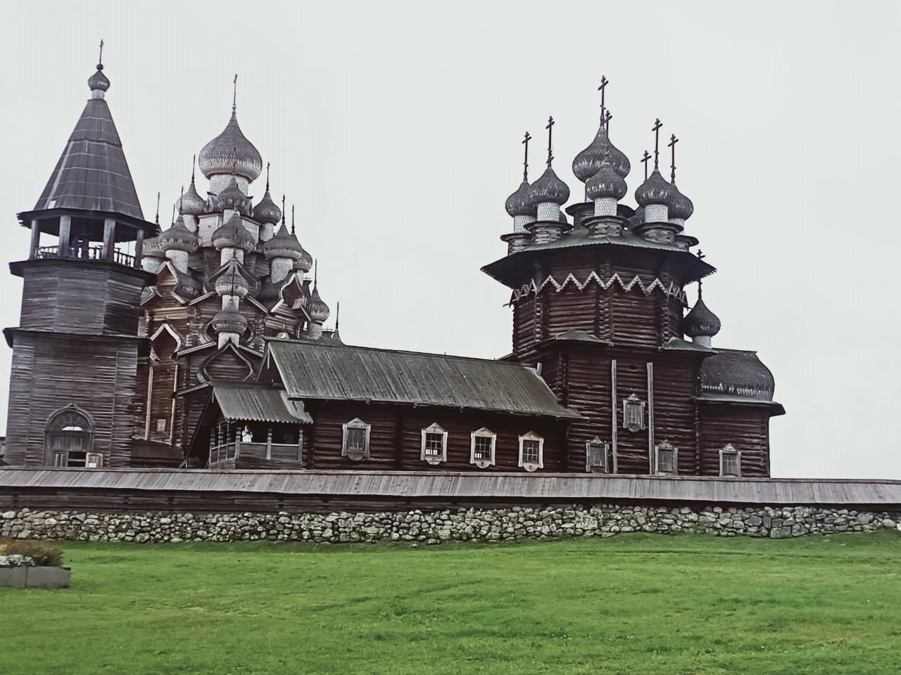 Кижи: символ мастерства и таланта зодчих русского Севера.