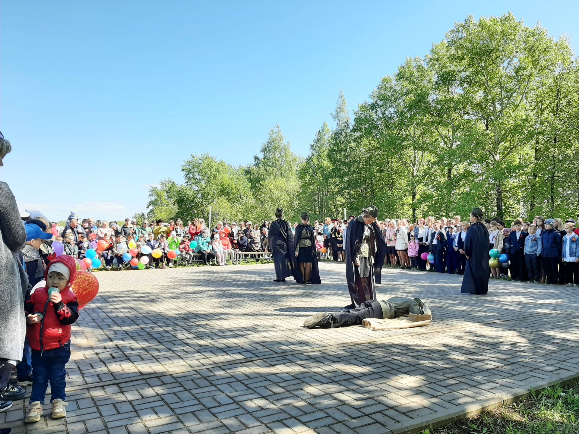 Многие жители пришли на мероприятия ко Дню Победы