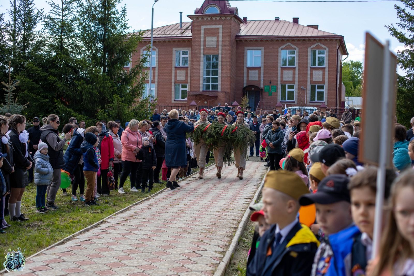 В Теньках на митинг собралось все село