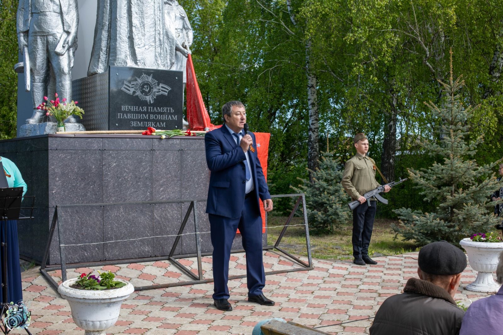 В Теньках на митинг собралось все село