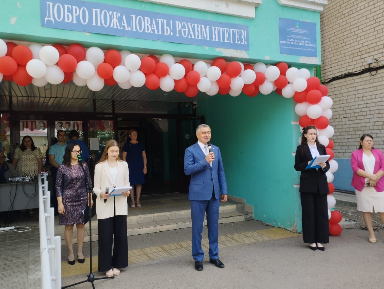 По традиции выпускников Камскоустьинской школы поздравил глава района