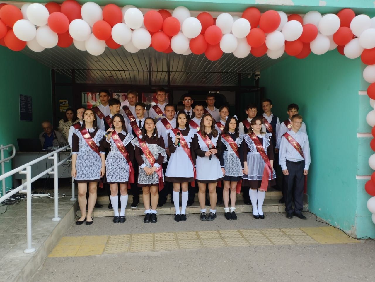 По традиции выпускников Камскоустьинской школы поздравил глава района
