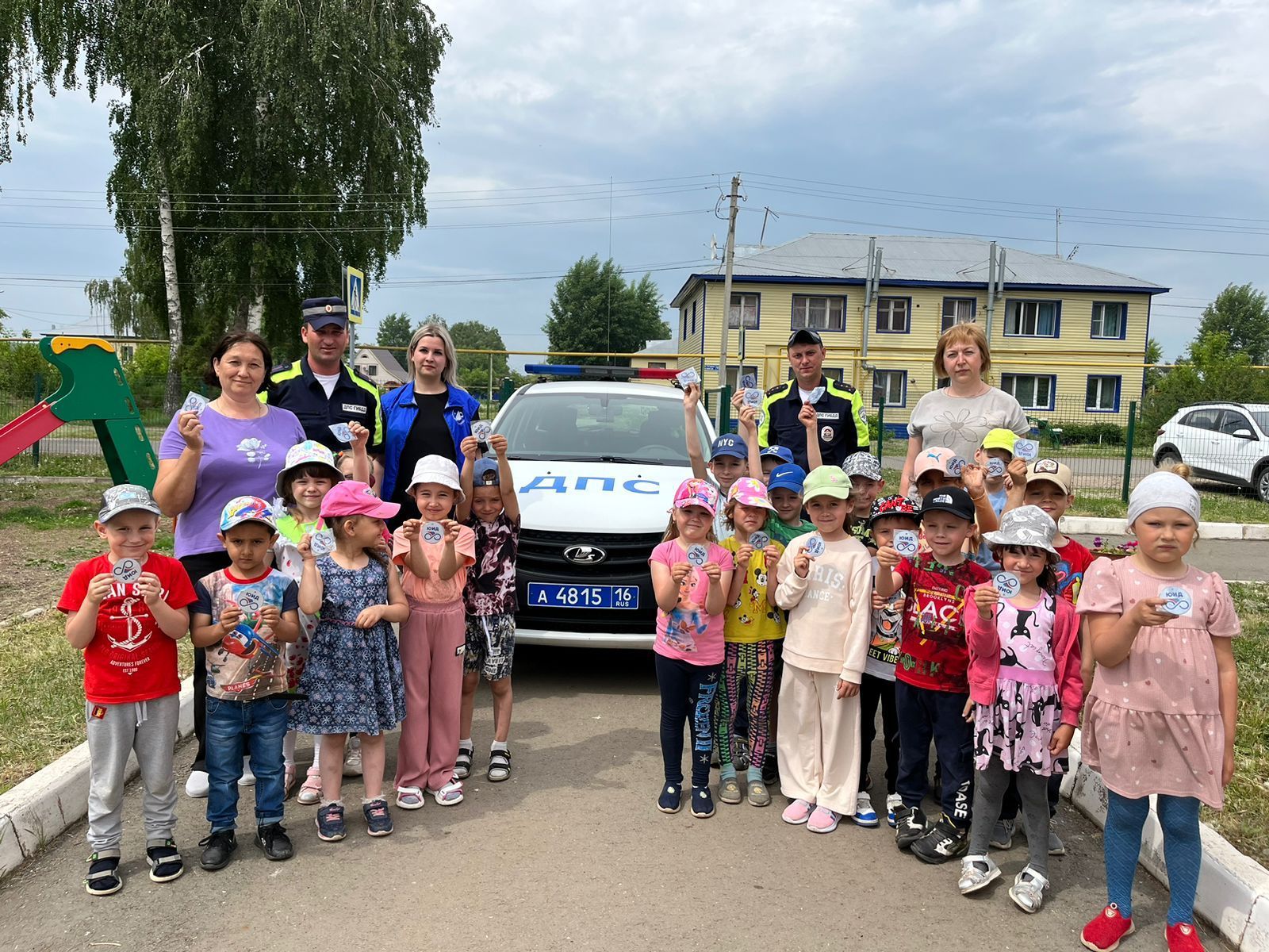 Дети познакомились с патрульным автомобилем ГИБДД