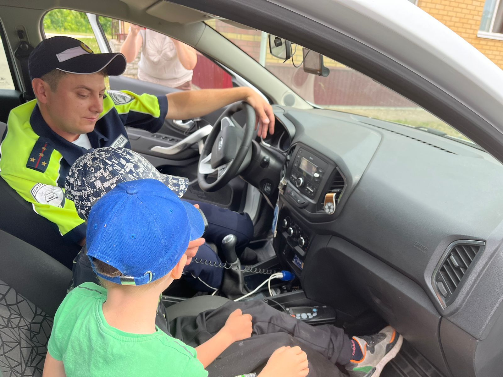 Дети познакомились с патрульным автомобилем ГИБДД