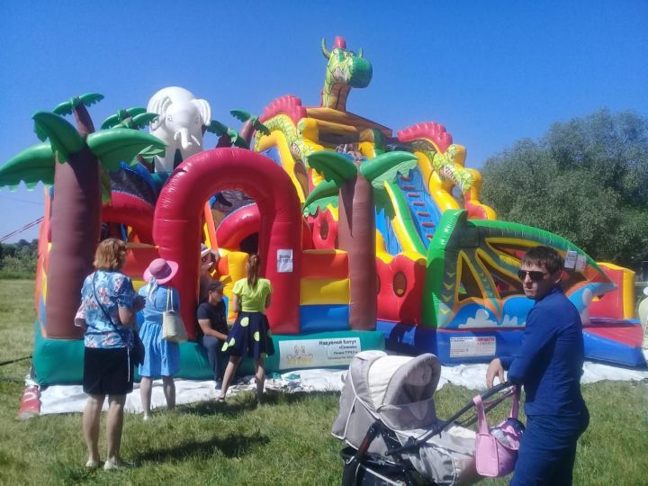 Карусели все крутят и крутят, а дети летят и летят