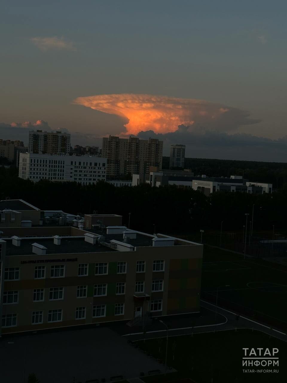 Гигантское облако-гриб поразило жителей Казани