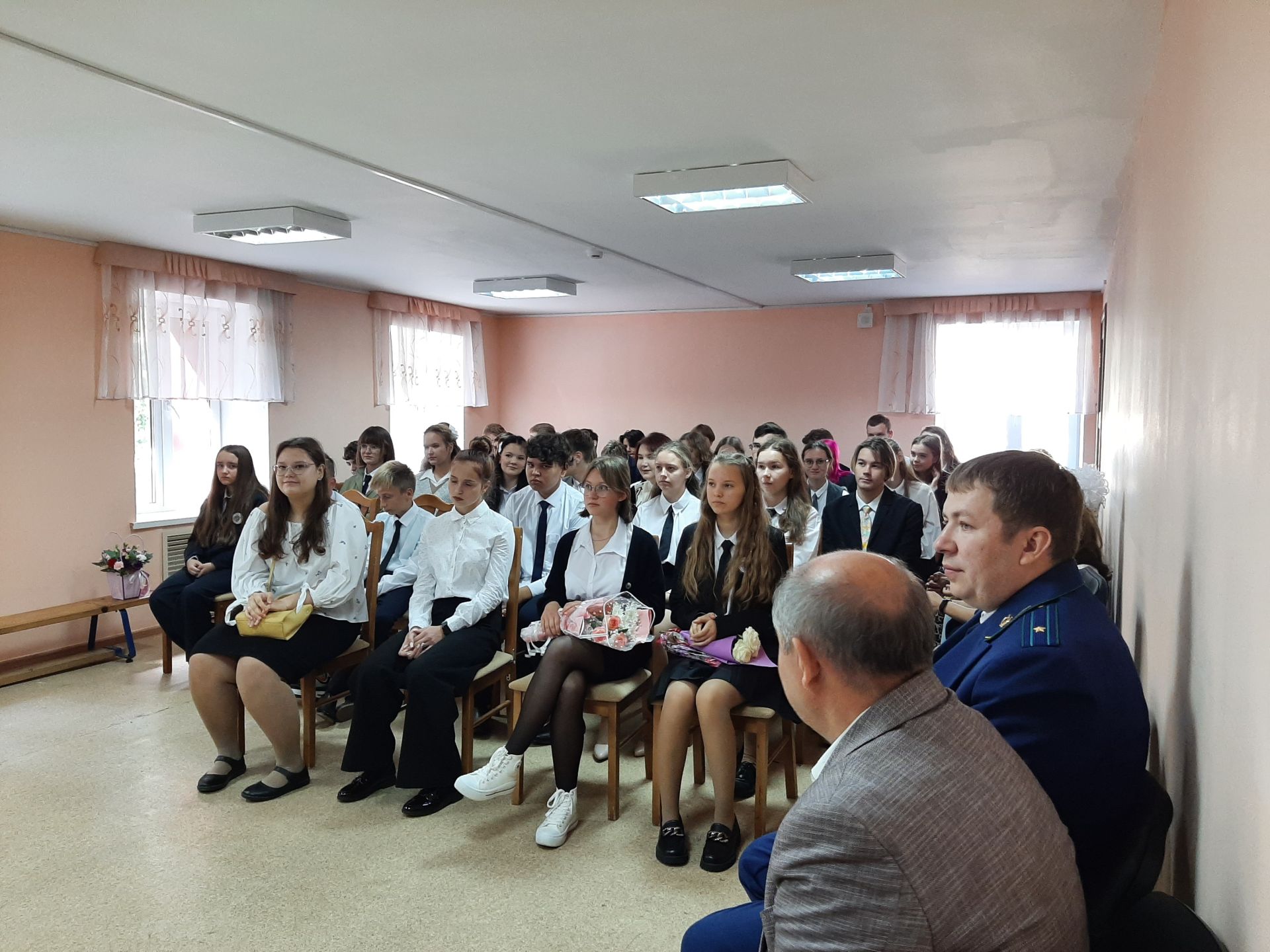 Герой России принял участие в торжественной линейке в Затонской школе