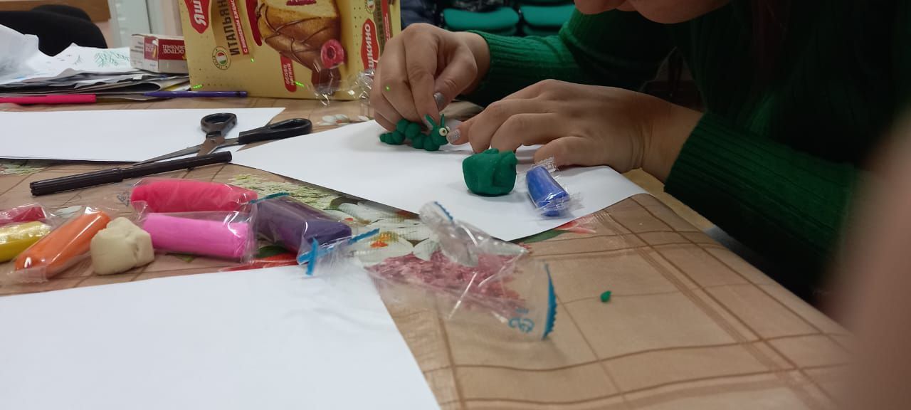 В сельских клубах учат детей создавать сувениры своими руками