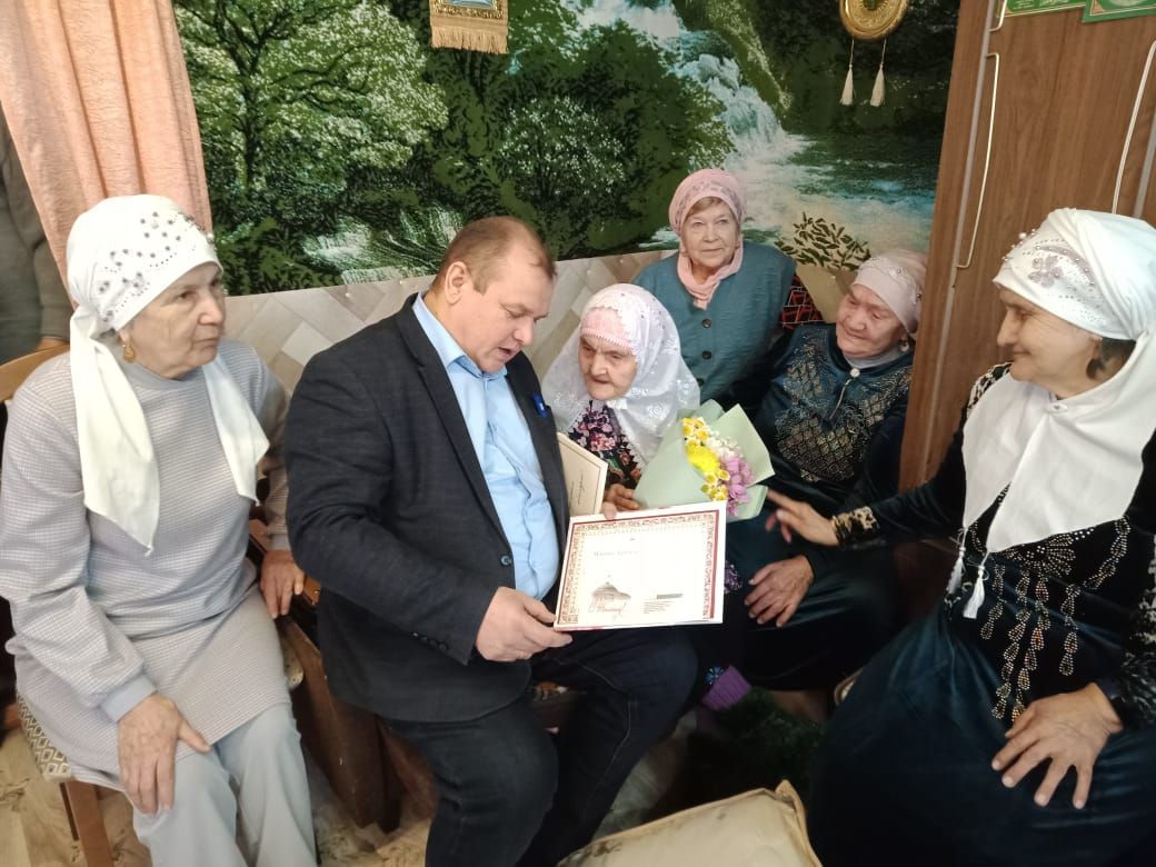 Бер гасырлык гомер юлы узган Ак әби