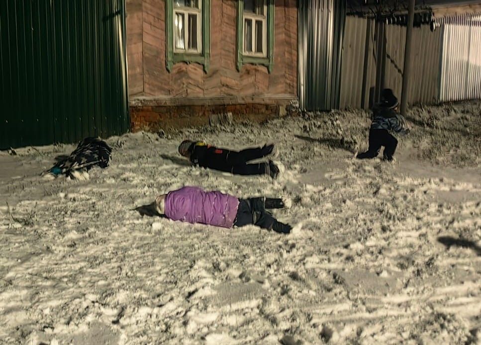 Первый снег в Камском Устье доставил радость малышам