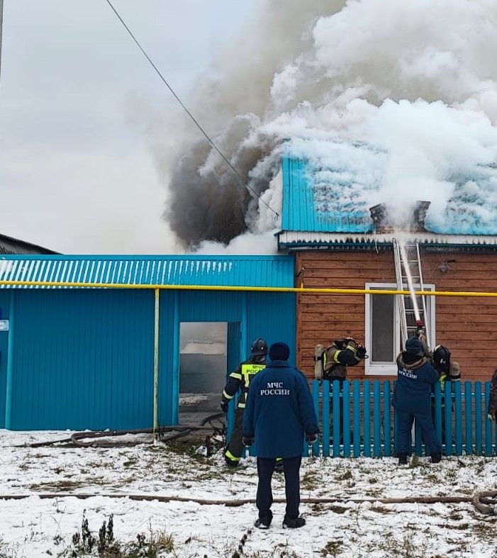 Пожарным в Камском Устье не удается локализовать огонь