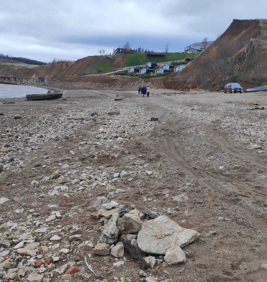 Женщина откопала в огороде человеческий скелет