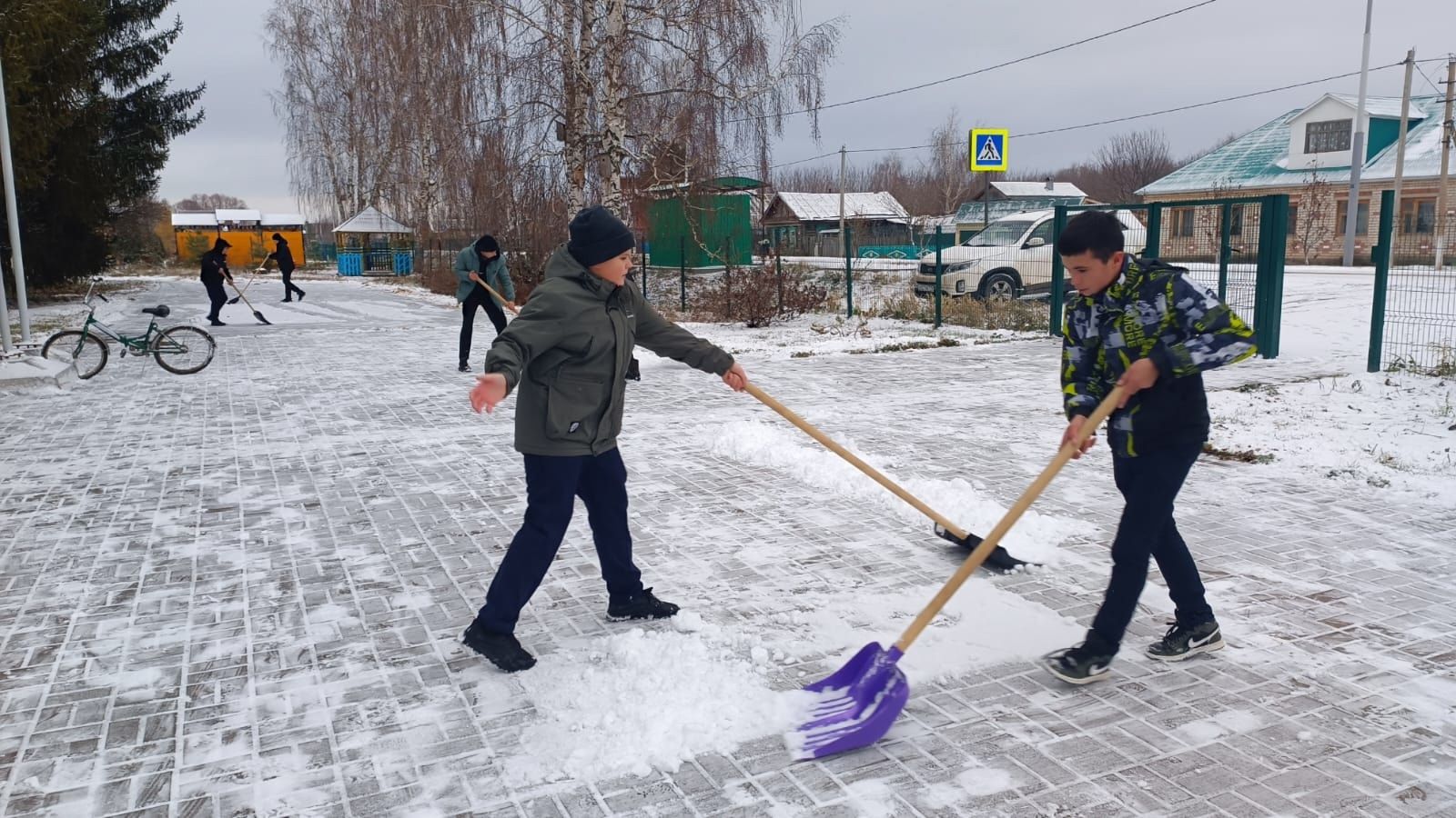 Трудовой десант по уборке территории провели дружно