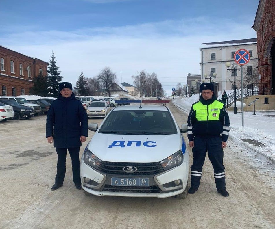 Автоинспекторы помогли беременной, у которой открылось кровотечение