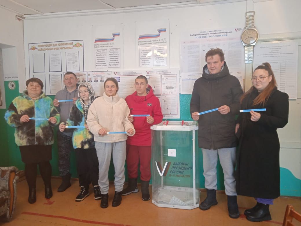Семьи Камско-Устьинского района голосуют на избирательных участках