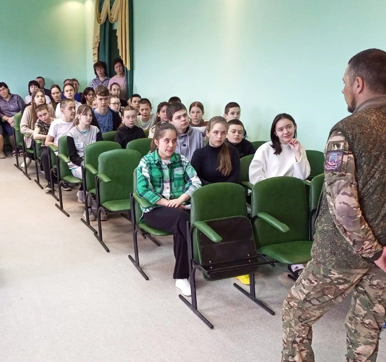 Боец СВО навестил родную школу в селе Старое Казеево