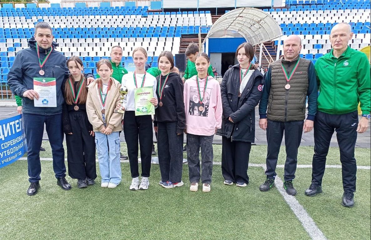 Команда юных футболисток из Камско-Устьинского района заняла призовое место в ШФЛ