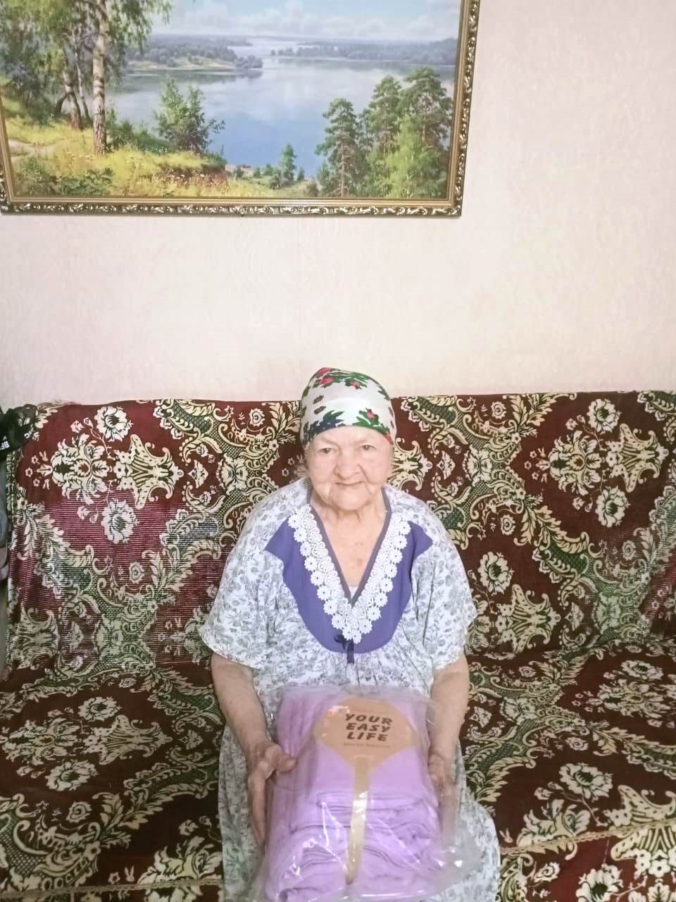 Ветеран труда принимала поздравления