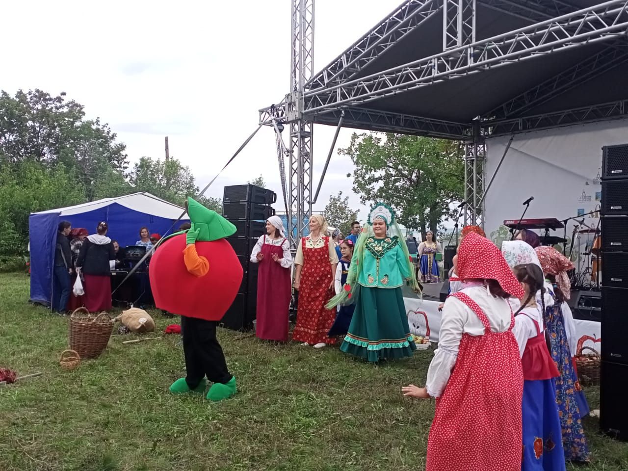 Яблочный Спас собрал сегодня на Венце нас