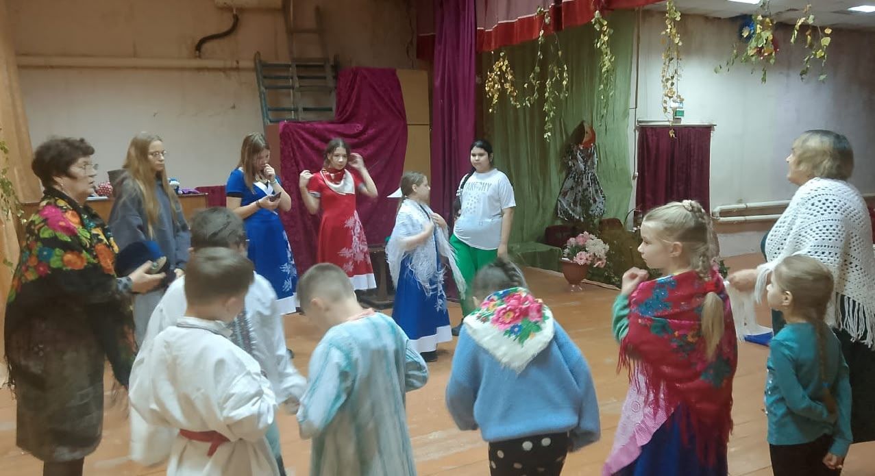 О народных традициях и патриотизме говорили в сельском клубе