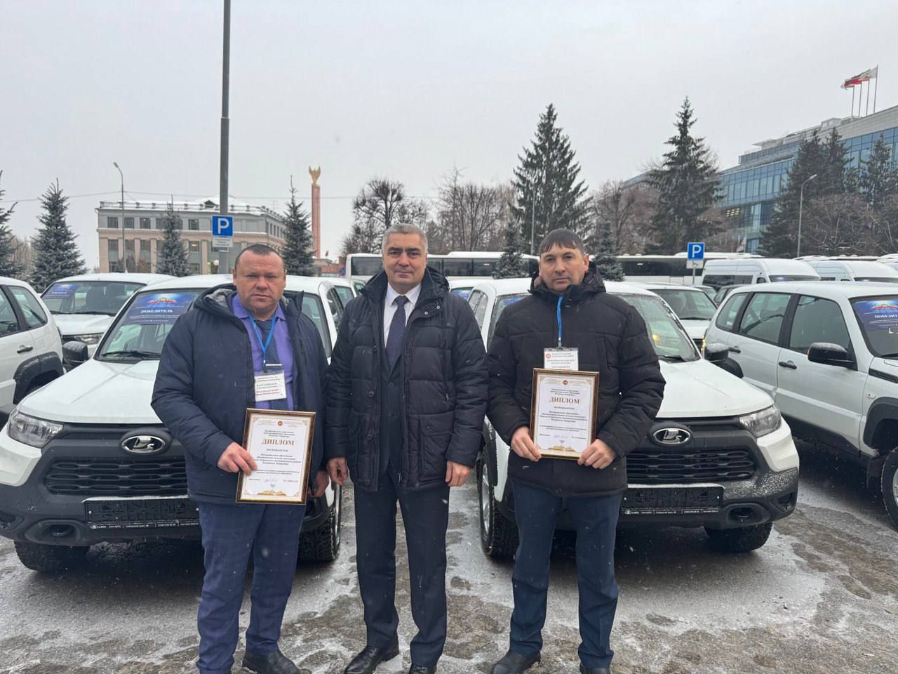 Рустам Минниханов вручил новые автомобили главам сельских поселений Камско-Устьинского района