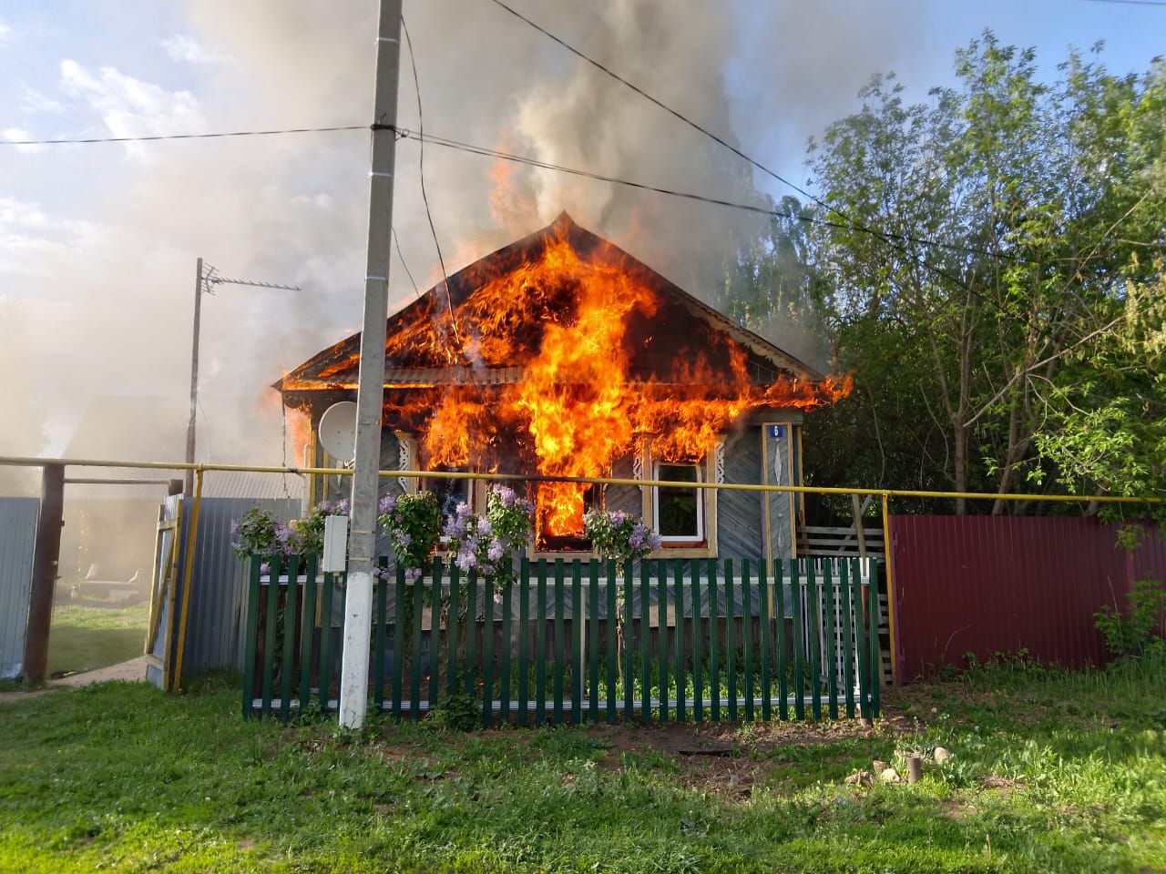 В Сюкеево горит дом