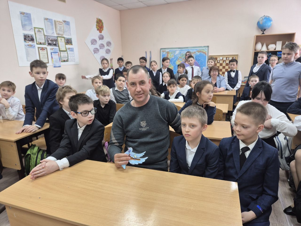 Затонские школьники встретились с защитником Отечества