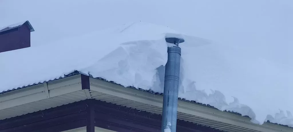 Снег на крыше опасен не только для кровли