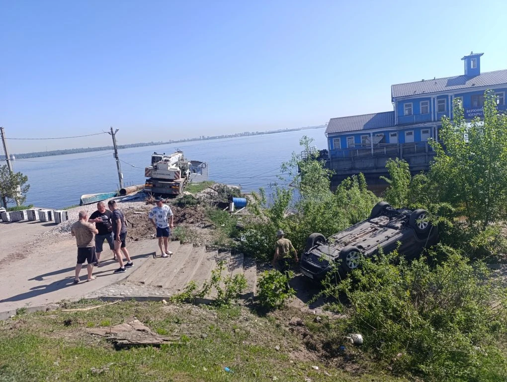 На паромной переправе в Верхнем Услоне автокран протаранил легковушку