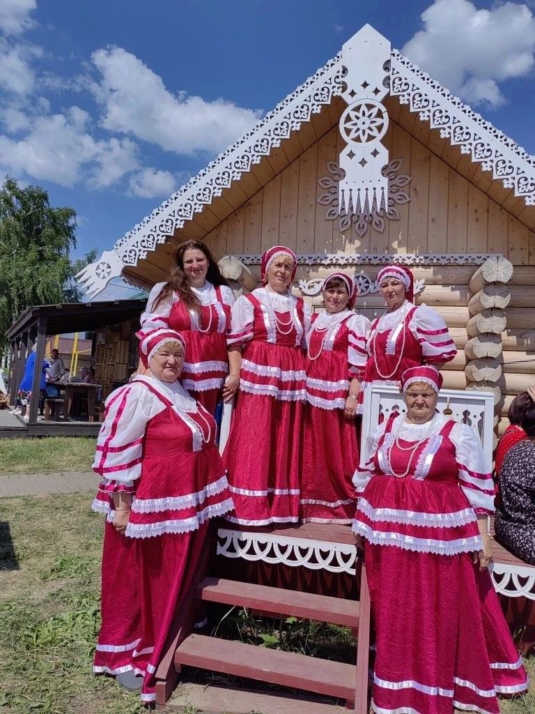 Россияночкам из Русских Буртас возраст для творчества не помеха