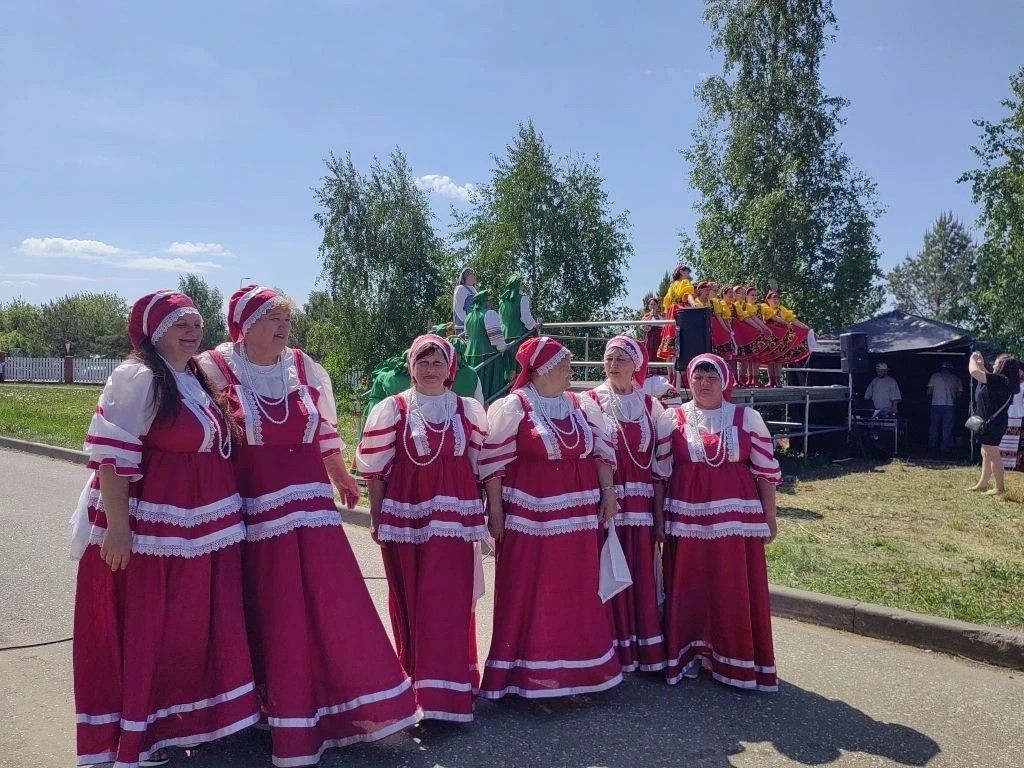 Россияночкам из Русских Буртас возраст для творчества не помеха