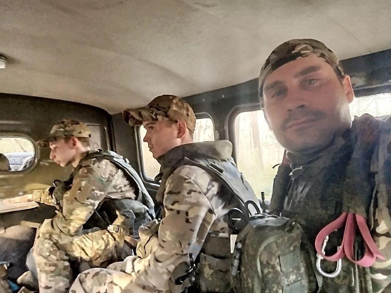 Батыр с русским именем Иван пишет Диктант Победы