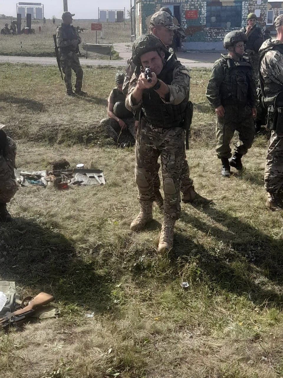 Батыр с русским именем Иван пишет Диктант Победы