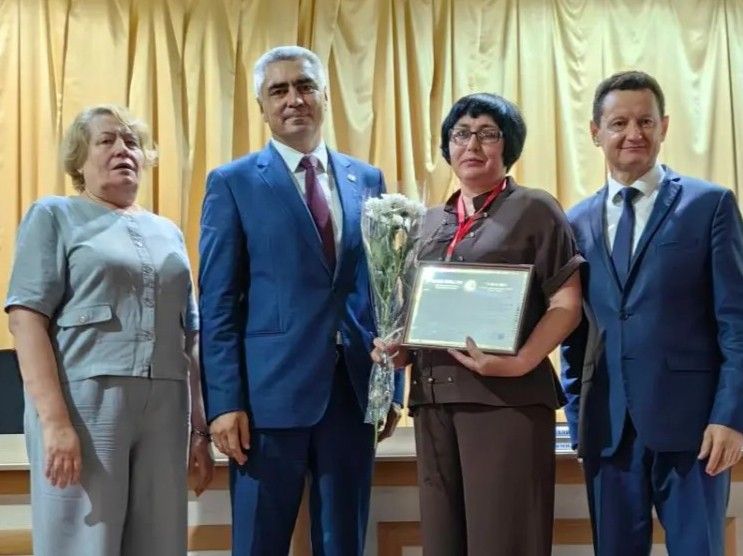 Шесть педагогов района занесены на электронную доску почета