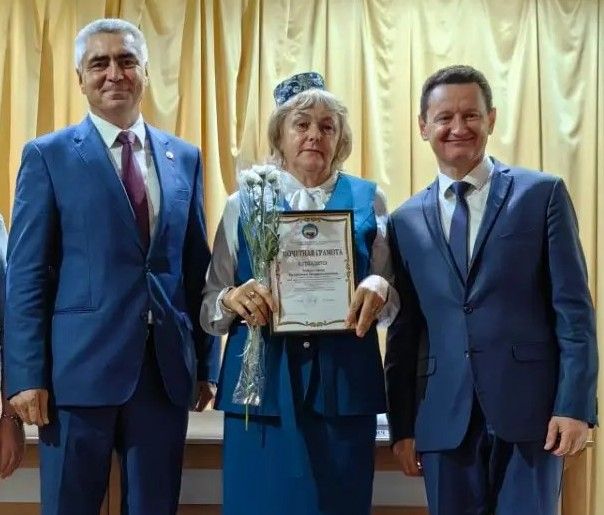 Педагоги - победители профессиональных конкурсов отмечены грамотами