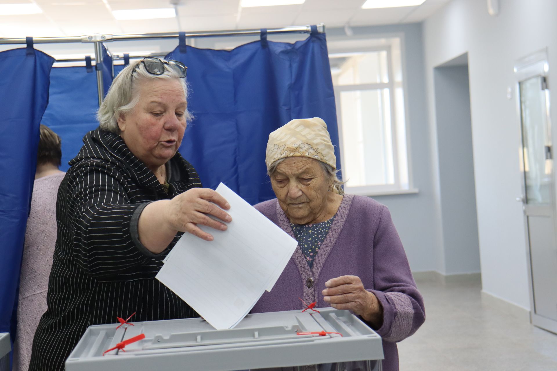 В Камском Устье люди на избирательные участки приходили еще до открытия