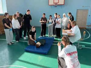 Первые учатся оказывать первую помощь