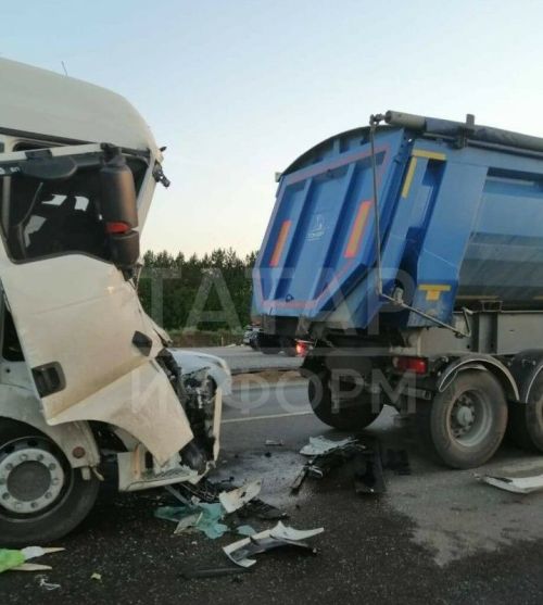 На платной трассе М12 столкнулись три грузовика