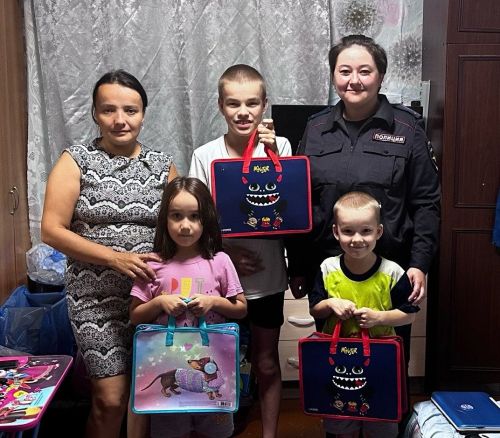 Камскоустьинские полицейские помогли первоклассникам собраться в школу