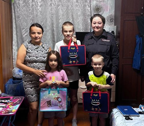 Камскоустьинские полицейские помогли первоклассникам собраться в школу