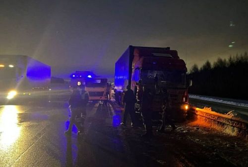 В Татарстане «КамАЗ» столкнулся с двумя фурами