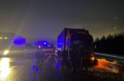 В Татарстане «КамАЗ» столкнулся с двумя фурами