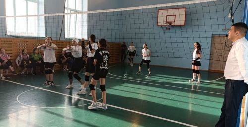Юные спортсменки сразились в волейбольном турнире в Тенишево
